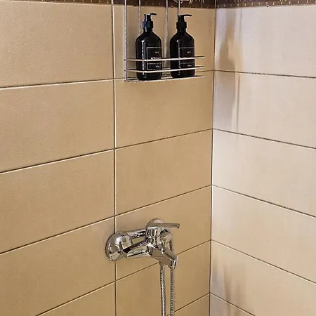 The 20a Terminal N Fly * Paradeísion